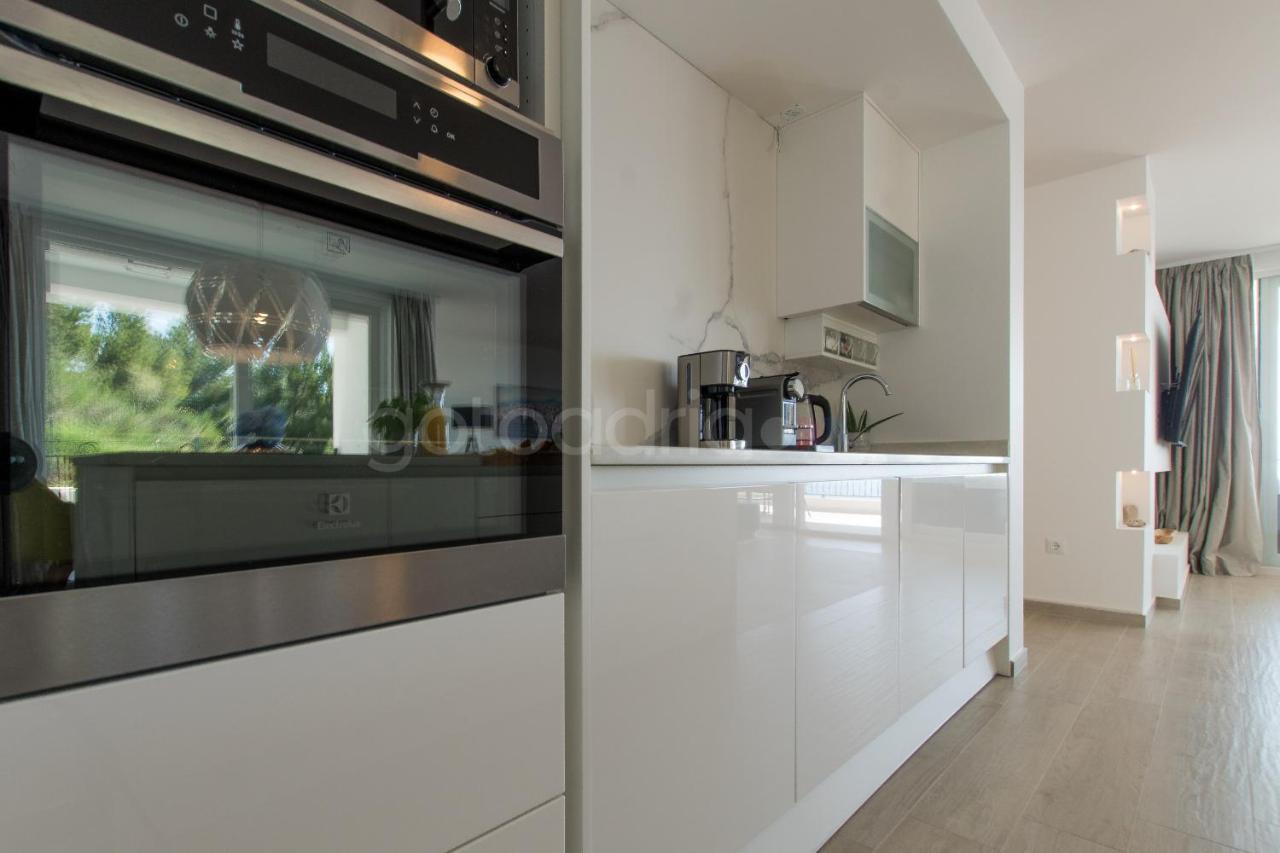 Villa Smaragd - Opal - Luxury Apt With Shared Pool And Private Hot Tub Makarska Zewnętrze zdjęcie