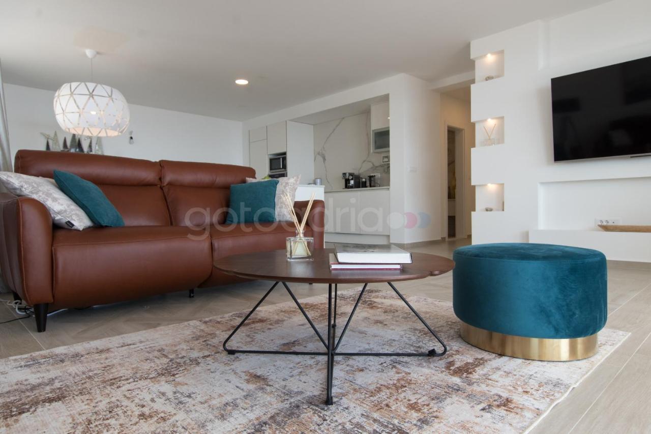 Villa Smaragd - Opal - Luxury Apt With Shared Pool And Private Hot Tub Makarska Zewnętrze zdjęcie