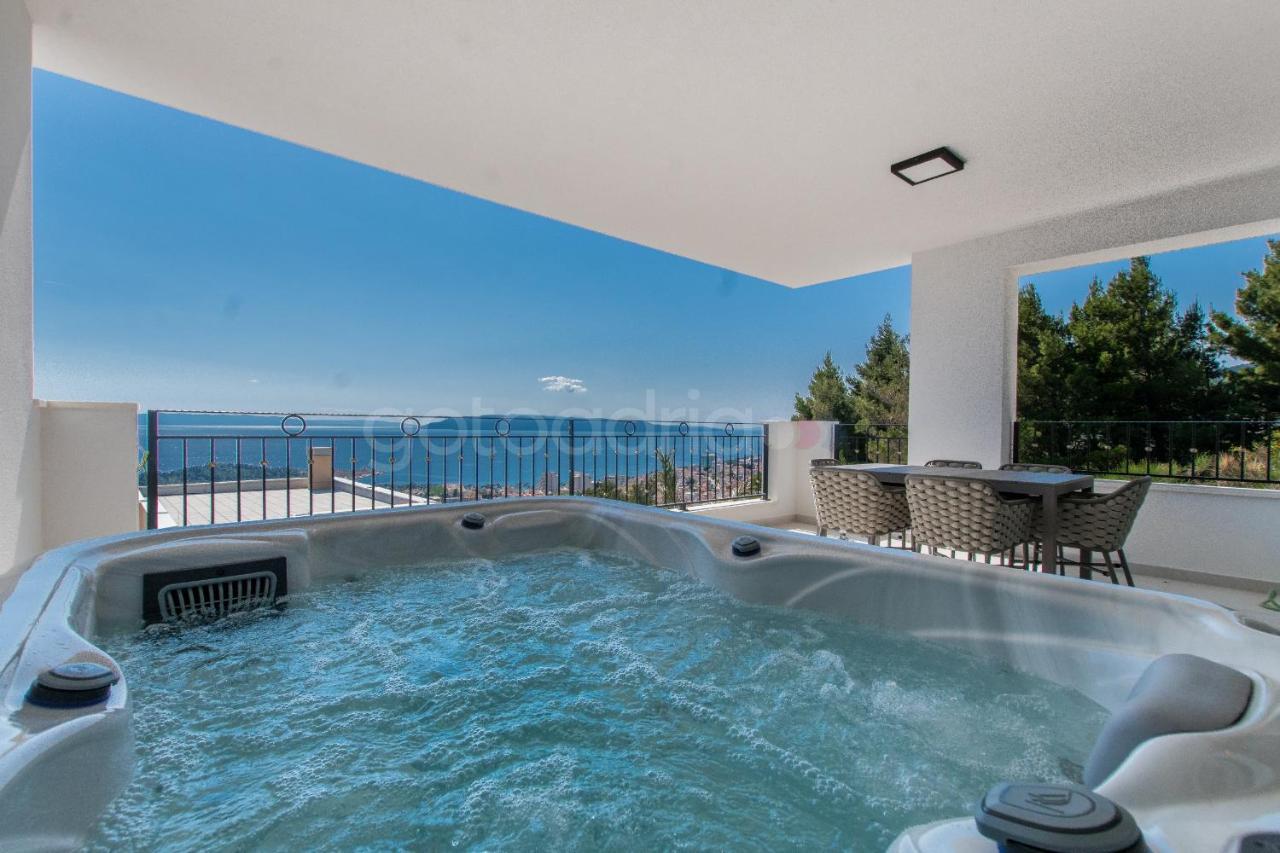 Villa Smaragd - Opal - Luxury Apt With Shared Pool And Private Hot Tub Makarska Zewnętrze zdjęcie
