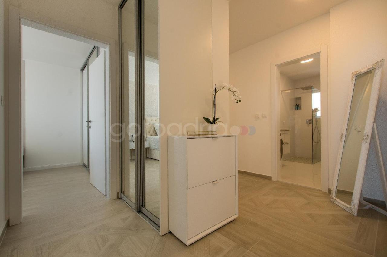 Villa Smaragd - Opal - Luxury Apt With Shared Pool And Private Hot Tub Makarska Zewnętrze zdjęcie