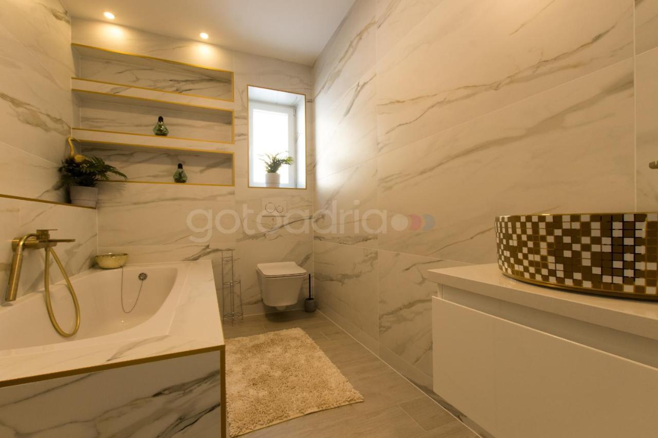 Villa Smaragd - Opal - Luxury Apt With Shared Pool And Private Hot Tub Makarska Zewnętrze zdjęcie