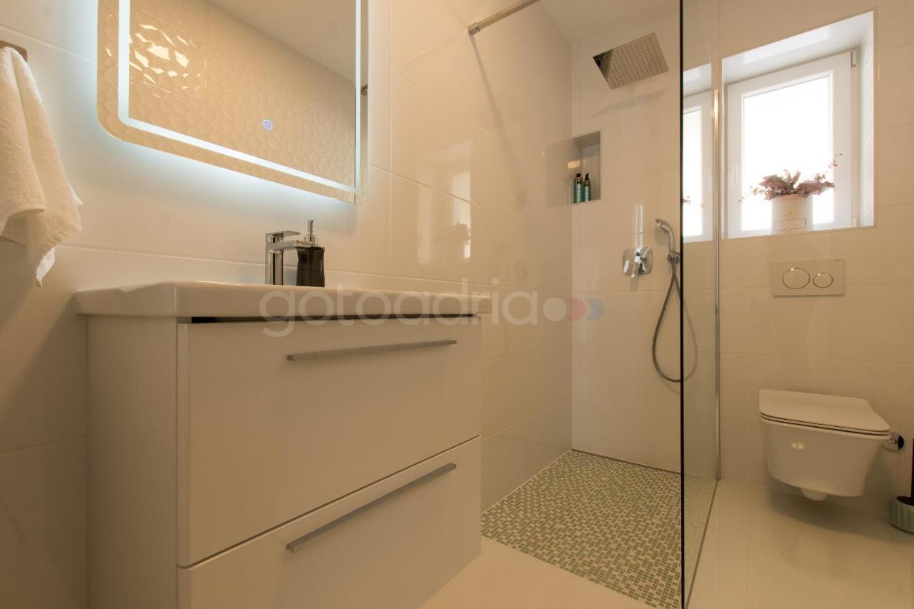Villa Smaragd - Opal - Luxury Apt With Shared Pool And Private Hot Tub Makarska Zewnętrze zdjęcie