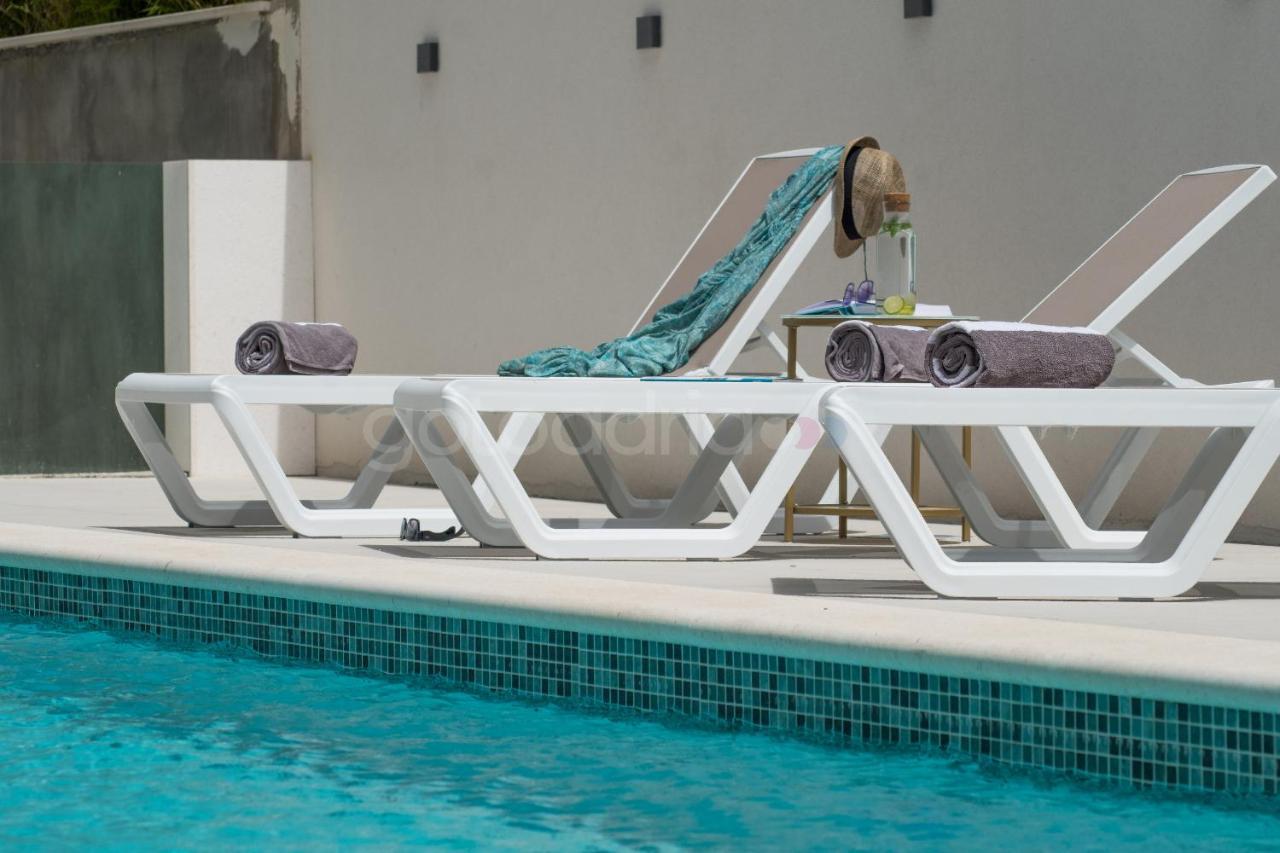 Villa Smaragd - Opal - Luxury Apt With Shared Pool And Private Hot Tub Makarska Zewnętrze zdjęcie