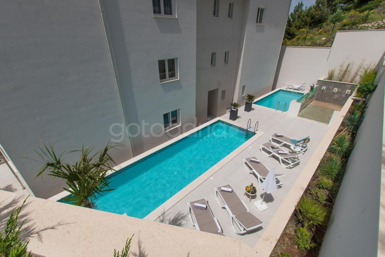 Villa Smaragd - Opal - Luxury Apt With Shared Pool And Private Hot Tub Makarska Zewnętrze zdjęcie