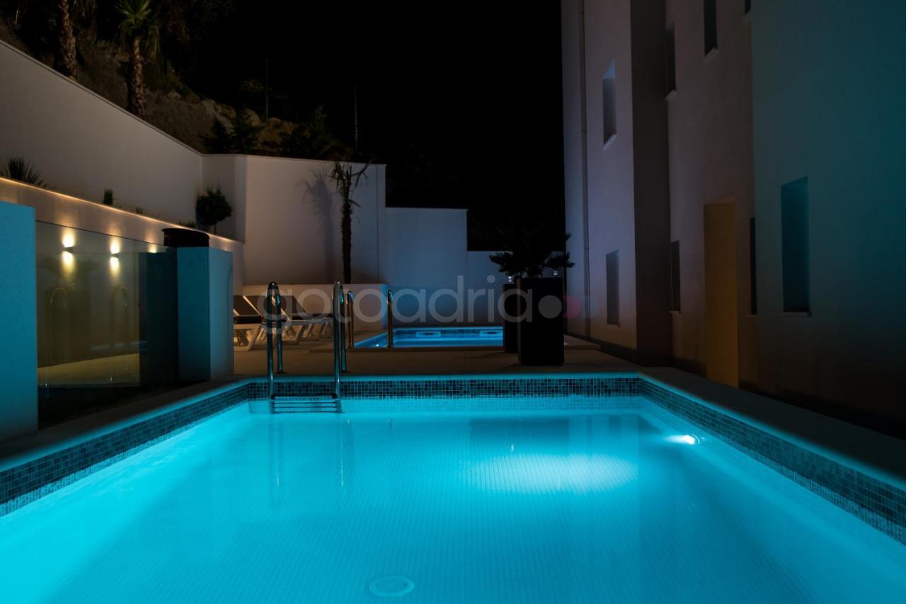 Villa Smaragd - Opal - Luxury Apt With Shared Pool And Private Hot Tub Makarska Zewnętrze zdjęcie
