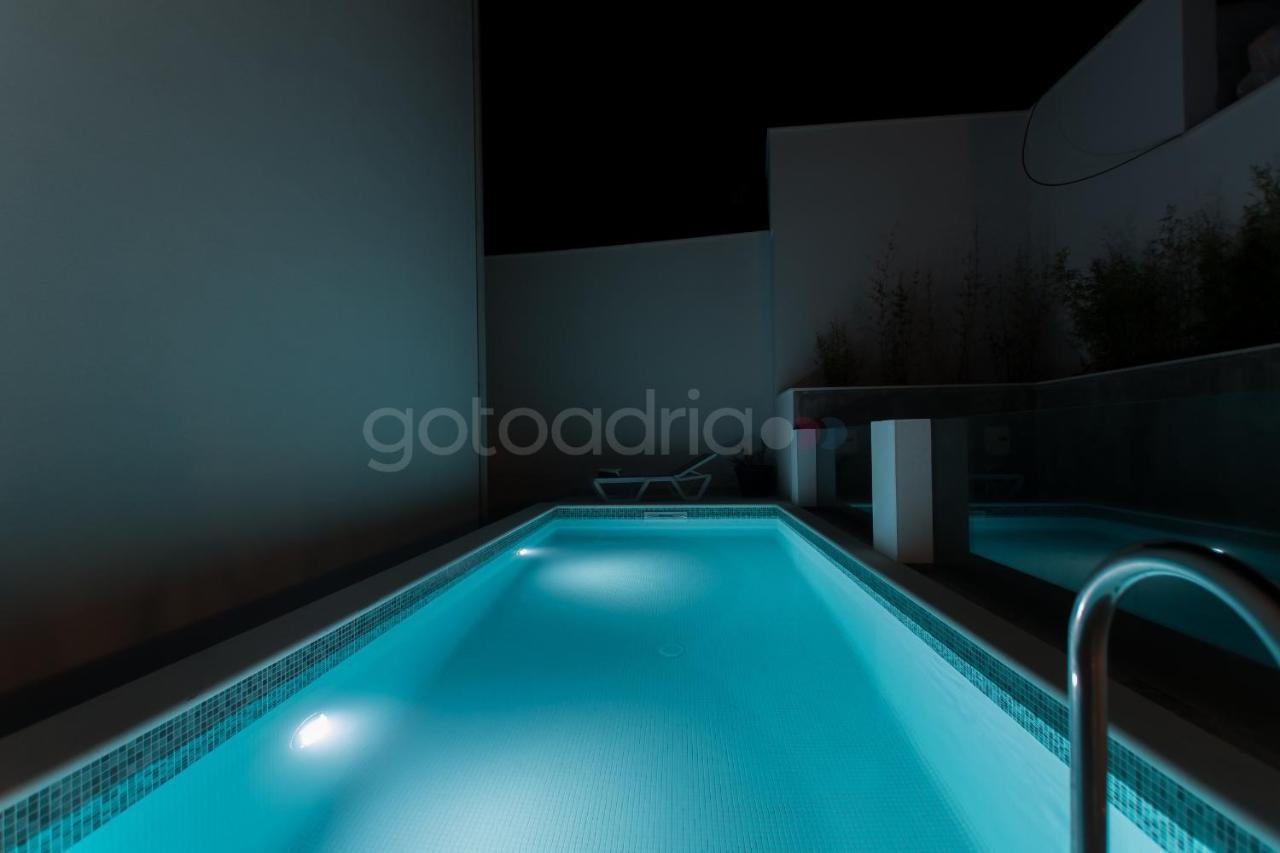 Villa Smaragd - Opal - Luxury Apt With Shared Pool And Private Hot Tub Makarska Zewnętrze zdjęcie